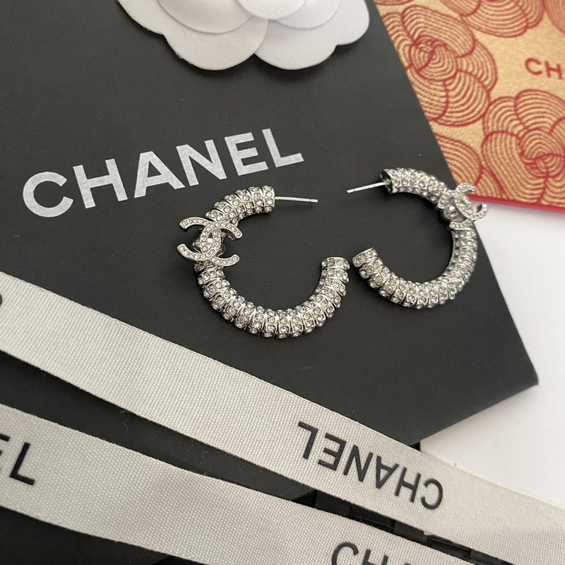 188049 【Chanel小香彎彎晶鑽圓環字母耳釘】Z 5900，超級