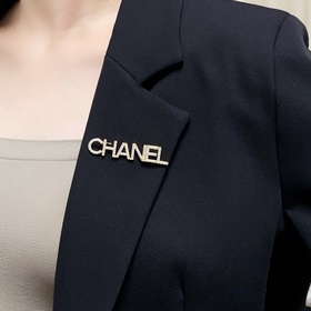 CHANEL 小香 專櫃新款同步鑲滿鑽字母香奈兒胸針，是最懂女人的飾物。那些傾注