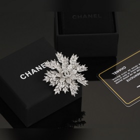 CHANEL 小香 專櫃新款同步上新香奈兒雪花胸針，是最懂女人的飾物。那些傾注了