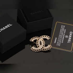 新款 Chanel 香奈兒 雙C胸針，非常精緻，簡單設計，超級好看，百搭款！胸針