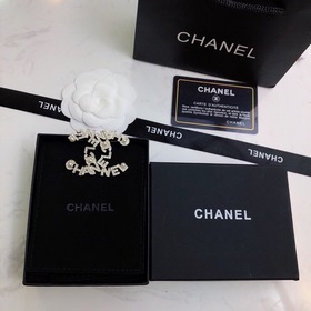 chanel 20早春新款雙C胸針】上面集合了香家的經典元素，每一個小配件，每一
