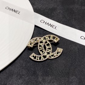 CHANEL 小香 專櫃新款同步上新香奈兒胸針，是最懂女人的飾物。那些傾注了全部