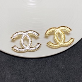 CHANEL 小香 專櫃新款同步上新香奈兒胸針，是最懂女人的飾物。那些傾注了全部