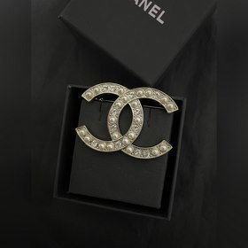 060080 【chanel 最新款 淺金方形鑽珠胸針】一緻ZP黃銅材質