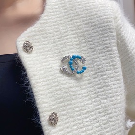 CHANEL 小香 專櫃新款滿鑽蒂芙尼藍香奈兒胸針，是最懂女人的飾物。那些傾注了