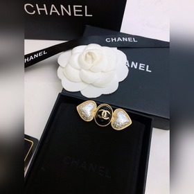 CHANEL 小香 專櫃最新款同步上新胸針，是最懂女人的飾物。那些傾注了全部心血