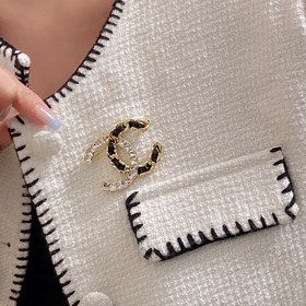 YSL聖羅蘭專櫃新款同步古金亮面胸針，是最懂女人的飾物。那些傾注了全部心血去做自