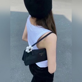 CHANEL 小香 專櫃新款同步上新香奈兒胸針，是最懂女人的飾物。那些傾注了全部