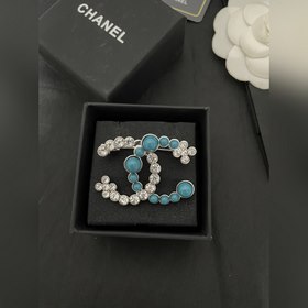 060080 【chanel 最新款 半鑽藍色胸針】一緻ZP黃銅材質