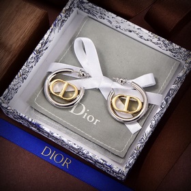 迪奧 2023新款 一線大牌都愛的Dior·迪奧 新品字母耳環 金屬質感逆襲版字