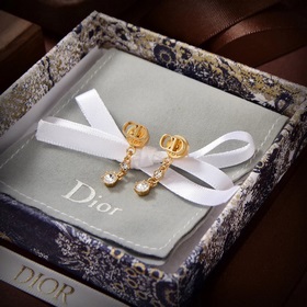 dior 迪奧 新款 DIOR耳釘耳環；一緻專櫃品質，黃酮材質+施華洛世奇珍珠，