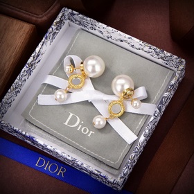 迪奧 2023新款 一線大牌都愛的Dior·迪奧 新品字母耳環 金屬質感逆襲版字