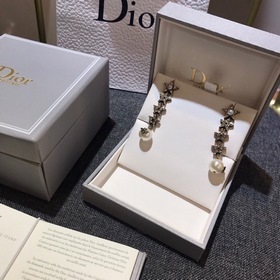 新款 Dior 迪奧 cd 複古做舊金屬和琉璃珍珠 别緻而充滿張力火爆 珍珠精華