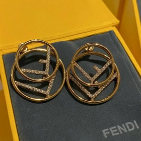 FENDI 芬迪 logo耳環 爆款 簡單大方 華麗登場 ，很難見到如此熟悉 精