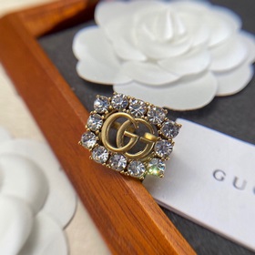 Gucci 專櫃同步 鍍钯複古金屬 戒指 選幾款心儀的首飾來點綴美美的你 上拔草