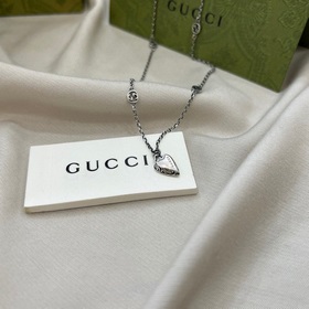 Gucci古馳互扣式雙g愛心吊墜刻花項鍊