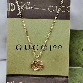 GUcci雙G造型吊墜 靈感源自LOgo輝煌的70年代的典藏設計 搭配纖細項鍊