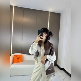 大H【雙面提花加厚流蘇小圍巾】且買且珍惜，都是出口訂單所以比較難遇 東西講究少