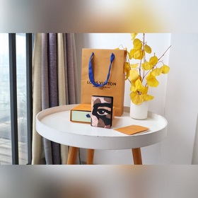 口袋卡包m82574配上「faces」設計主題，出自louis vuitton