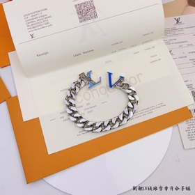 本款LV Chain 手鍊以鮮明琺琅創意塑造LV字母開合’占據視線焦點的同時可靈