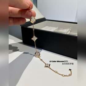 LV Color Blossom系列 白貝四花手鍊 v金材質制作，工藝細膩，細節