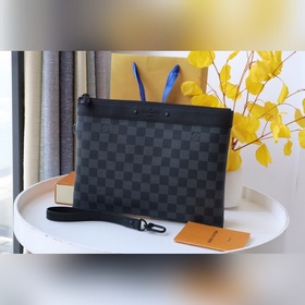 取材 monogram eclipse 帆布，以鉚釘标簽含蓄展露品牌格調。20
