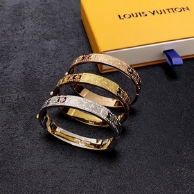 新品 原單貨 lv中性款兩邊雕刻字母鑲鑽手镯 louis vuitton 路易威