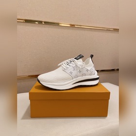louis vuitton(路易威登/lv)新款專櫃同步發售，鞋面 意大利進口v