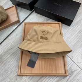 Prada家。雙面三角标漁夫高端舒适！高端材質！！今年帽子第一流行趨勢絕對是漁夫