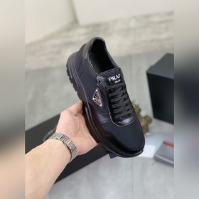 羊裡（PRADA普拉達）男鞋官網最新款上市了1：1複制，香港專櫃同步，走秀同台；