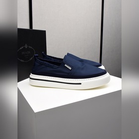 Prada【普拉達】透氣小布鞋，鞋面采用舒适透氣布料，超輕軟橡膠大底。男款38-