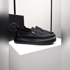 Prada【普拉達】透氣小布鞋，鞋面采用舒适透氣布料，超輕軟橡膠大底。男款38-