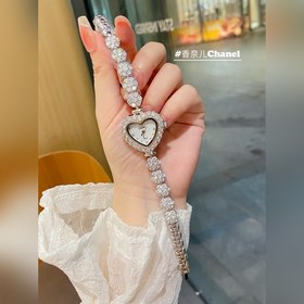 小紅書 爆款香奈兒鑲鑽愛心锆石巨閃，表盤漸變貝母面，做工精緻很有質感，上手美爆了
