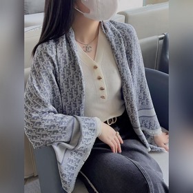 高版本 Dior披肩 經典方巾字母 搭配絲毛混紡的華美質感，與成衣和配飾系列單品