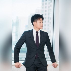 【三葉草真絲領帶】 ，稀有采用經典蜜蜂徽章提花展現精湛手工與時尚優雅的理想選擇，