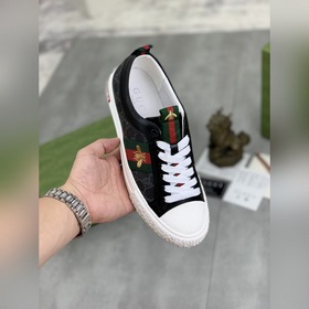 全羊裡 （古奇GUCCI）官網最新款 小白鞋 ，爆款 版型簡潔大氣，潮男專屬。獨
