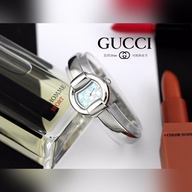 古馳（GUCCI）熱賣經典款，此款腕表為手镯型，不鏽鋼材質，設計唯美精巧。即是手