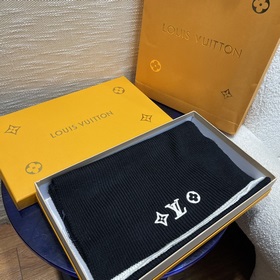 LV Headline 圍巾結合柔軟針織和工緻細節，見證路易威登的細膩匠心。Mo
