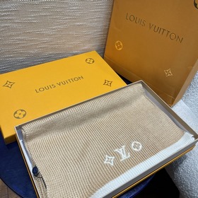 LV Headline 圍巾結合柔軟針織和工緻細節，見證路易威登的細膩匠心。Mo