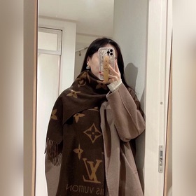 驢家新款巧克力色300克經久不衰的LV REYKJAVIK羊絨圍巾。專櫃爆款，大