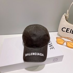 BALENCIAGA巴黎世家新款洗水煙灰色帽檐字母logo棒球帽，很酷的色系，男