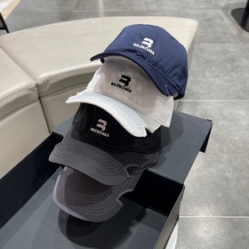 Balenciaga巴黎世家系列棒球帽這款棒球帽真的百搭不過時，性價比也很高，