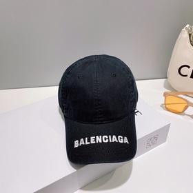 BALENCIAGA巴黎世家新款洗水煙灰色帽檐字母logo棒球帽，很酷的色系，男