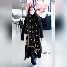 最新款【小香字母真絲長巾】，采用LOGO字母元素圖案印花工藝呈現于輕盈奢華人字紋