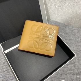 # Brand bifold wallet 男士系列對折短夾出貨，選用優質的小牛