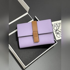 loewe Small vertical wallet系列錢夾出貨，選用質感柔軟