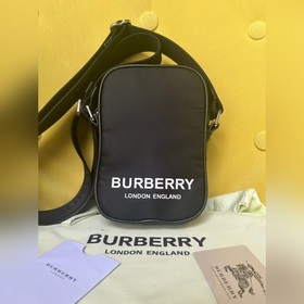 巴寶莉纖巧包款、裝飾Burberry格紋和品牌徽标、搭配可調式皮革斜背帶、生物基