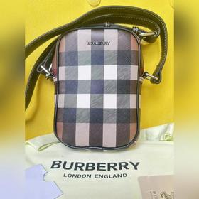 巴寶莉纖巧包款、裝飾Burberry格紋和品牌徽标、搭配可調式皮革斜背帶、生物基