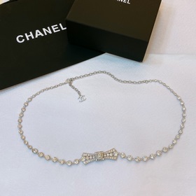 chanel 23 黃銅金屬、水鑽與人造珍珠 銀、水晶與珍珠白  腰鍊  不分碼