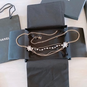 chanel 新品 金屬、小牛皮、人造珍珠、琉璃珍珠與水鑽，金、銀、黑、珍珠白與